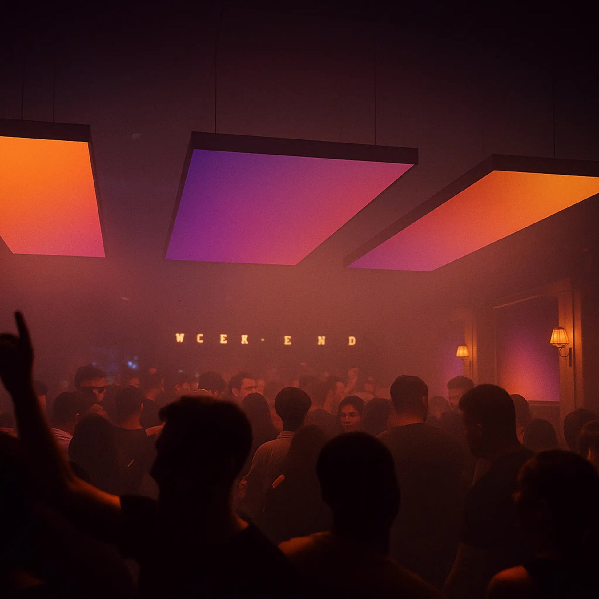 Mehrere querformatige Leuchtkästen mit Deckenaufhängung, Szenerie: belebter Club