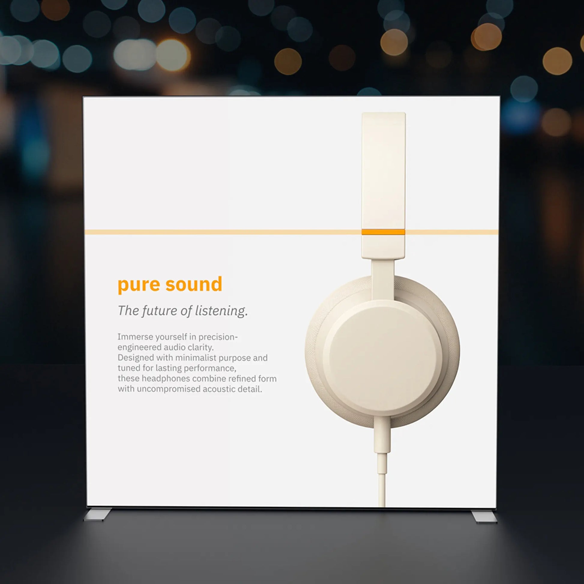 Freistehender, quadratischer Leuchtkasten. Szenerie: Messestand, Motiv: Kopfhörer Detailshot