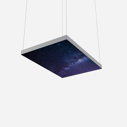 Hochformatiger Textilspannrahmen mit Deckenaufhängung, Szenerie: weißer Raum, Motiv: Sternenhimmel