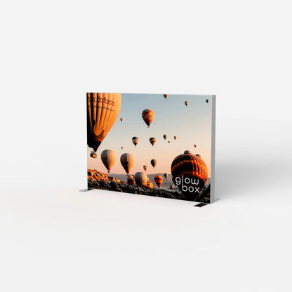 Freistehender Textilspannrahmen im Querformat. Szenerie: Weißer Raum, Motiv: Heißluftballons