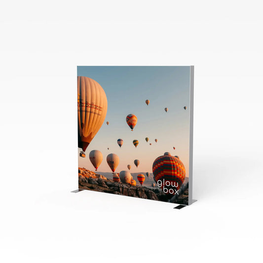 Freistehender, quadratischer Textilspannrahmen. Motiv: Heißluftballons